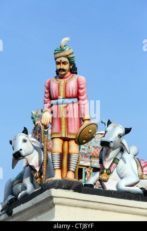 Dieu hindou coloré statues ornent le Temple Sri Mariamman dans Chinatown, à Singapour. Banque D'Images