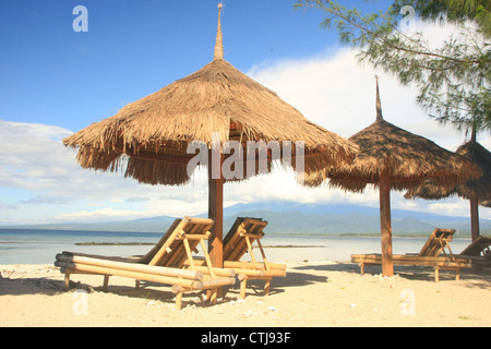 Chaises longues et parasols sur la plage Banque D'Images