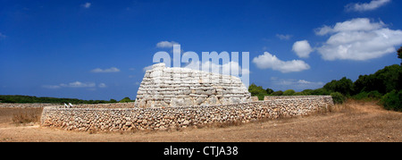 Naveta des Tudons, une chambre funéraire Talayotic tombe et est le plus ancien bâtiment couvert en Espagne, à l'île de Menorca Banque D'Images