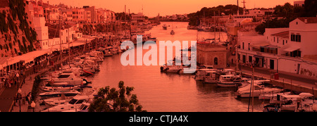 Coucher du soleil sur le port de Ciutadella, la ville de Ciutadella, à l'île de Menorca, Baléares, Espagne, Europe Banque D'Images