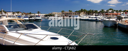 Vue d'été de la voile et des bateaux de pêche dans le port de Cala'n Bosch, à l'île de Menorca, Baléares, Espagne, Europe Banque D'Images