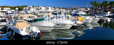 Vue d'été de la voile et des bateaux de pêche dans le port de Cala'n Bosch, à l'île de Menorca, Baléares, Espagne, Europe Banque D'Images