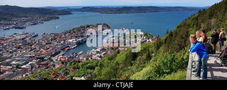 La ville de Bergen, à partir de l'arborescence des sentiers forestiers bordée sur le mont Floyen, région Hordaland, Norvège, Scandinavie, Europe Banque D'Images