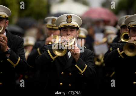 Un groupe de tambours et clairons joue dans une procession de la Semaine Sainte de Pâques en Prado del Rey, la province de Cádiz, Andalousie, Espagne Banque D'Images