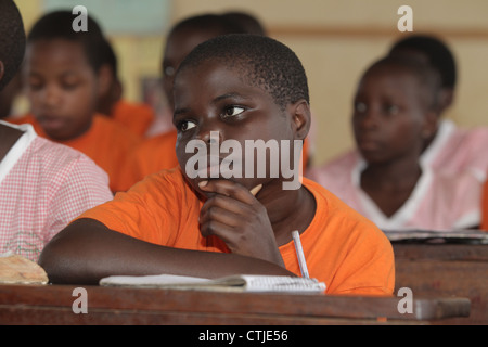 Les enfants à l'école financés par des ONG pour les enfants chéris du Kosovo École primaire dans le bidonville de la ville de Kampala en Ouganda Banque D'Images