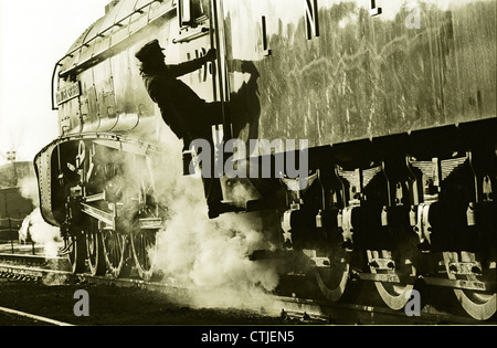 Un pilote monte à bord London North Eastern Railway (LNER) catégorie A4 Gresley Numéro 4498 locomotive à vapeur nommé d'après son concepteur Nigel Gresley 'Sir.' La locomotive à vapeur a été préservé sur le Great Central Railway à Loughborough. Banque D'Images