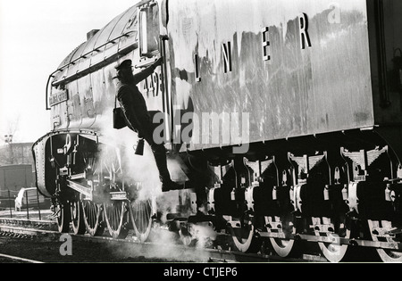 Un pilote monte à bord London North Eastern Railway (LNER) catégorie A4 Gresley Numéro 4498 locomotive à vapeur nommé d'après son concepteur Nigel Gresley 'Sir.' La locomotive à vapeur a été préservé sur le Great Central Railway à Loughborough. Banque D'Images