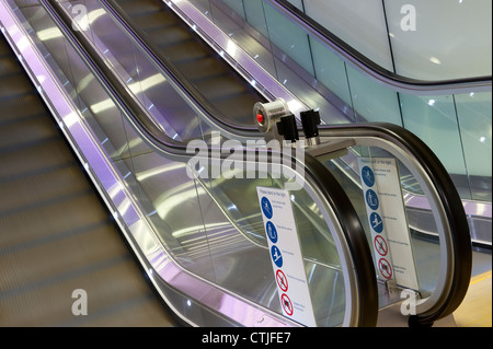 Escaliers mécaniques vides à Kings Cross Station de chemin de fer dans la ville de Londres, en Angleterre. Banque D'Images