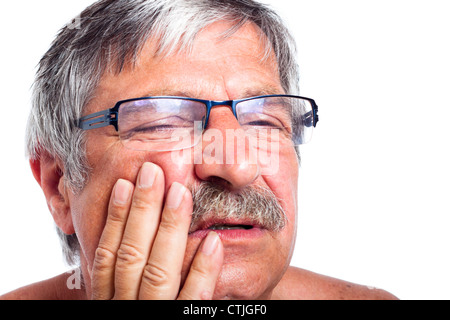 Close up of senior man face avec dents, isolé sur fond blanc. Banque D'Images