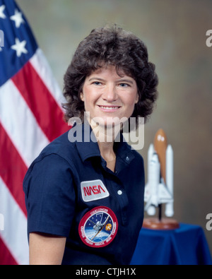 L'astronaute de la NASA Sally K. Ride membre de l'équipage de la navette Challenger STS-7 et la première femme américaine dans l'espace dans son portrait officiel juin 1983 au Johnson Space Center, Houston, Texas. Banque D'Images