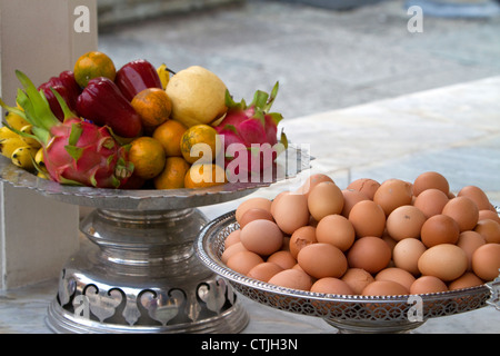 Oeufs et fruits offerts au Temple du Bouddha Émeraude situé dans l'enceinte du Grand Palace, Bangkok, Thaïlande. Banque D'Images