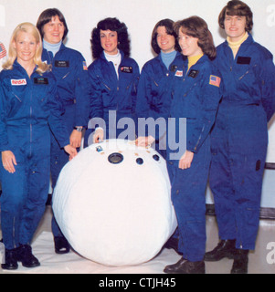 Pouvoir participer aux six premiers astronautes femmes de gauche à droite, Margaret Seddon, Kathryn Sullivan, Judith Resnick, Sally Ride, Anna Fisher, et Shannon Lucid posent avec une maquette d'un boîtier de secours ou de sauvetage ball dans l'équipage systems laboratory au Johnson Space Center. Le PRÉ a été créé comme un moyen possible de transporter des astronautes de la navette l'un à l'autre en cas d'urgence. Banque D'Images