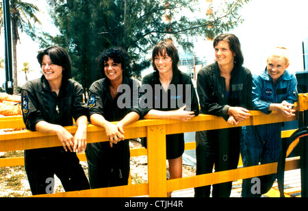 Femme astronaute de la NASA candidats (de gauche à droite) Sally Ride, Judith Resnik, Anna Fisher, Kathryn Sullivan et Rhea Seddon prendre une pause de l'École de survie en eau a eu lieu près de Homestead Air Force Base, en Floride. Banque D'Images