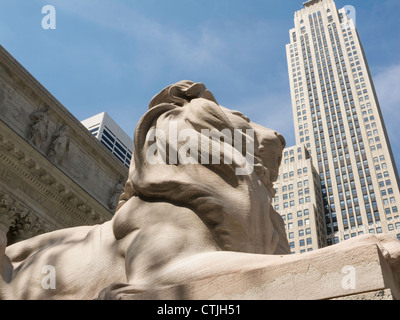 Lion en face de la Bibliothèque publique de New York, NYC Banque D'Images