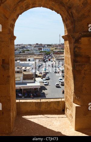 Amphithéâtre tunisien à El Djem, Tunisie. Vieille ville à travers l'arche de Colosseum Banque D'Images