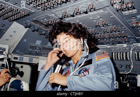 L'astronaute de la NASA Sally Ride sur le pont de vol de la navette spatiale Challenger lors d'une mission en orbite terrestre le 18 juin 1983. Le rid est devenue la première femme américaine dans l'espace le 18 juin 1983. Banque D'Images