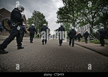 La police anti-émeute en attente d'actions Banque D'Images