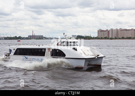 Petit bateau à passagers sur le fleuve Neva dans le golfe de Finlande, Saint-Pétersbourg, Russie Banque D'Images