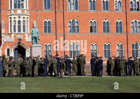 Élèves de l'école privée de Suffolk se mêlent après une inspection de la force des cadets. Banque D'Images