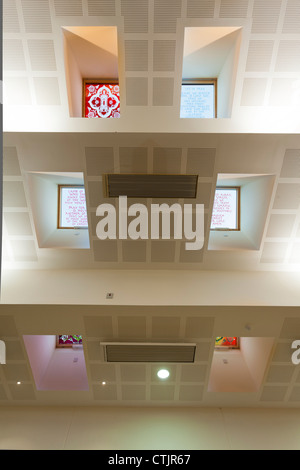 Les fenêtres de toit en verre teinté avec des prières écrites dans l'église St Mary à Alton Banque D'Images