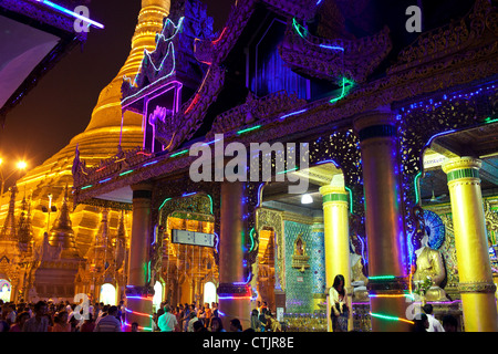 Éclairées par des néons colorés de nuit de la pagode Shwedagon à Yangon (Rangoon), le Myanmar (Birmanie) Banque D'Images