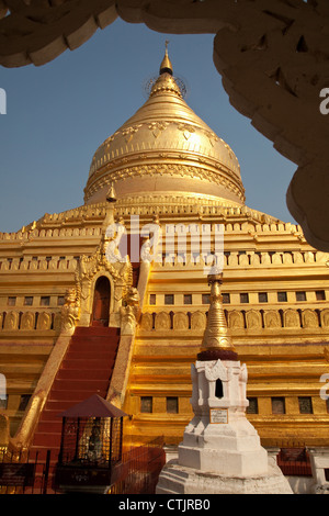 La Pagode Shwezigon (Paya) - un temple bouddhiste situé à Nyaung U, le Myanmar (Birmanie). Banque D'Images
