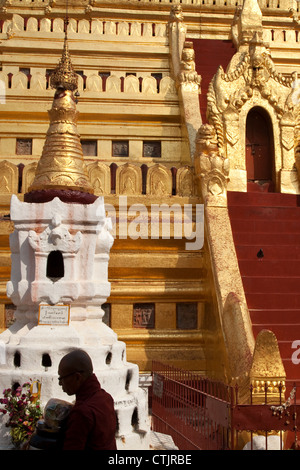 Un moine passe devant la pagode Shwezigon (Paya) - un temple bouddhiste situé à Nyaung U, le Myanmar (Birmanie). Banque D'Images