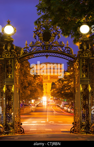 Arc de Triomphe encadré par les portes d'entrée au Parc Monceau, Paris France Banque D'Images