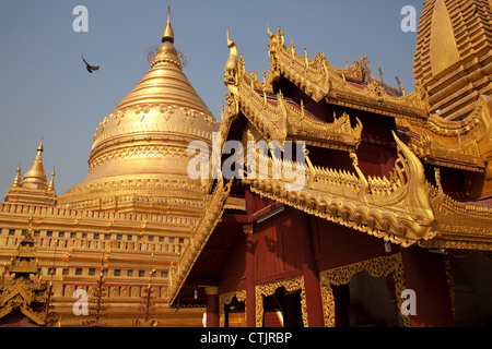 La Pagode Shwezigon (Paya) - un temple bouddhiste situé à Nyaung U, le Myanmar (Birmanie). Banque D'Images