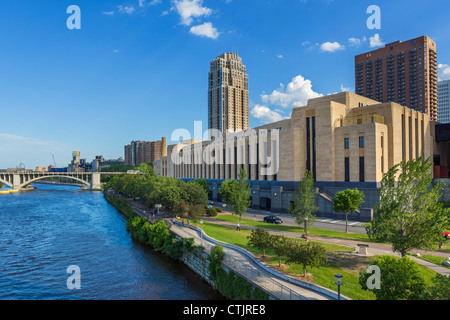 Bureau de poste de Minneapolis sur les rives du fleuve Mississippi à l'égard de la Troisième Avenue Bridge, Minneapolis, Minnesota, USA Banque D'Images