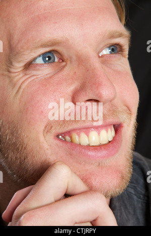 Young man smiling Banque D'Images