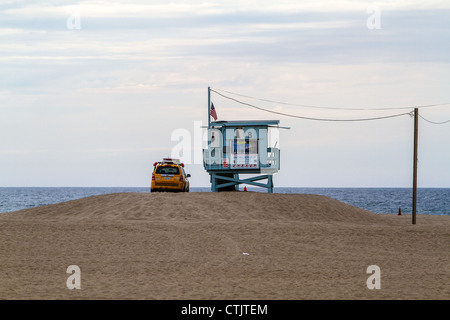 Un sauveteur shack sur la plage de Santa Monica en Californie Banque D'Images