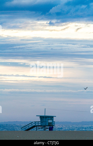 Un sauveteur shack sur la plage de Santa Monica en Californie avec des nuages à partir de la les restes de l'ouragan Fabio passage Banque D'Images