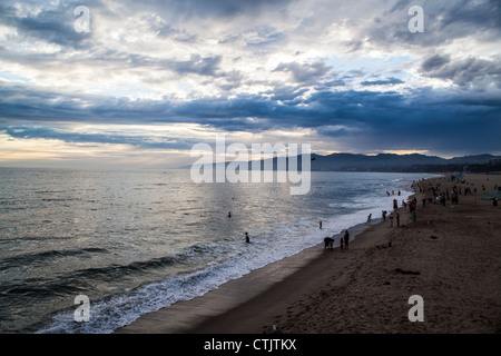 La plage de Santa Monica en Californie avec des nuages à partir de la les restes de l'Ouragan Fabio passage en juillet 2012 Banque D'Images