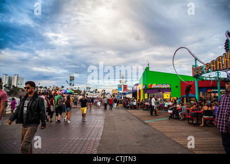 Les touristes sur la jetée de Santa Monica en Californie avec les nuages de l'Ouragan Fabio passage en juillet 2012 Banque D'Images