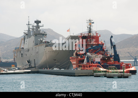 La proue à proue L61 Juan Carlos 1 et le remorqueur Clara Campoamor dans Port de carthagène espagne Banque D'Images