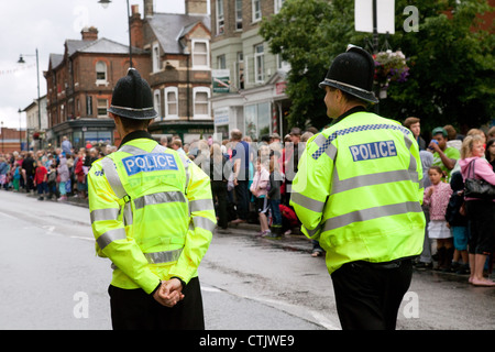 Deux policiers qui patrouillent les foules, Newmarket Suffolk UK Banque D'Images