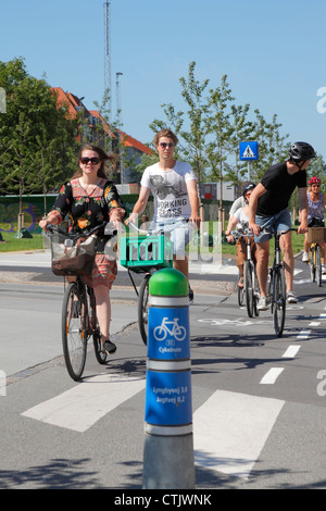 Les jeunes cyclistes sur la route verte 51 reliant les quartiers de Copenhague et de Frederiksberg Nørrebro. Copenhague, Danemark Banque D'Images