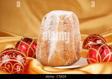 Composition de Noël sur un fond doré : Pandoro, un gâteau de Noël italien typique, et décorations de Noël Banque D'Images