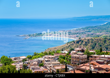 Vue sur Ville Taormina et Giardini Naxos Resort sur la côte ionienne, Sicile Banque D'Images