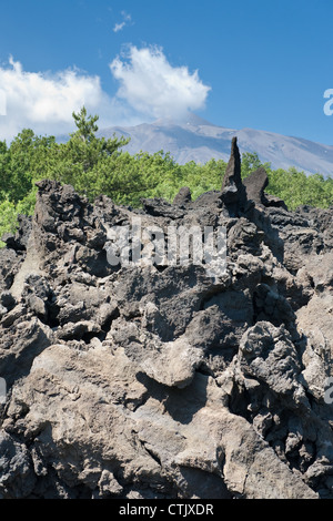 Des roches de lave durcie fermer jusqu'à l'arrière-plan sur l'Etna Banque D'Images