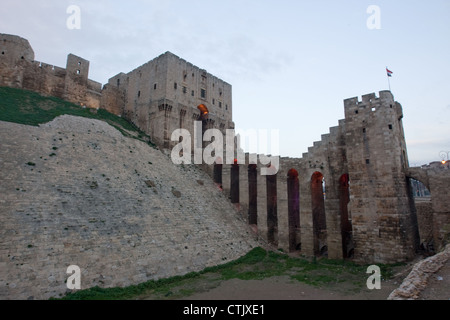 La Citadelle d'Alep, fort médiéval dans le centre de la vieille ville d'Alep en Syrie du nord. Banque D'Images