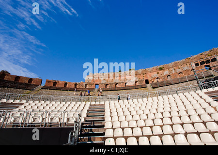 Sièges modernes en plein air dans l'amphithéâtre antique Teatro Greco, Taormina, Sicile Banque D'Images