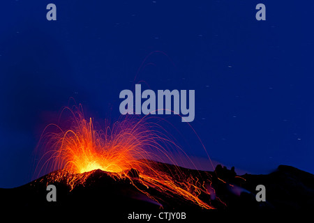 Éruptions volcaniques du volcan Stromboli, Iles Eoliennes, Italie Banque D'Images