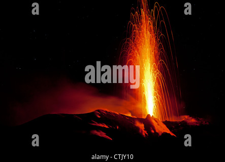 Éruptions volcaniques du volcan Stromboli, Iles Eoliennes, Italie Banque D'Images