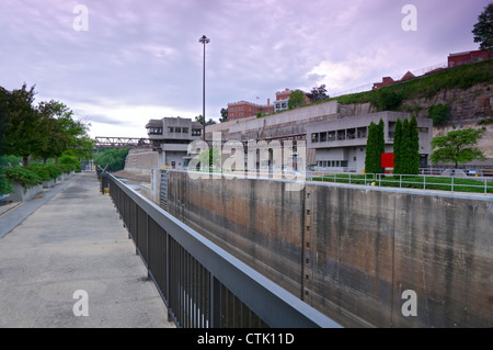 Plaza et centre de blocage et d'un barrage sur la rivière Mississippi près de ford Parkway à Minneapolis au Minnesota Banque D'Images