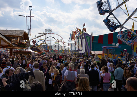 Terrain du festival Oktoberfest bondé Banque D'Images