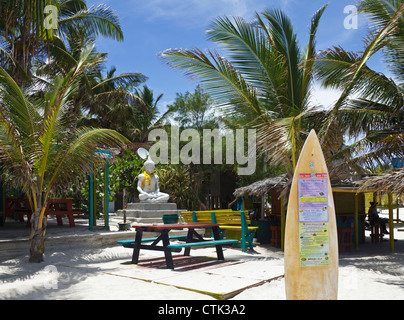 Restaurant menu affiché sur une planche de surf au Bikini Beach à Saint Martin Banque D'Images