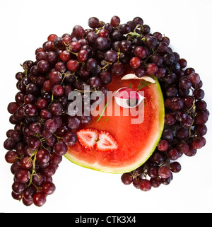 Un visage fait de légumes et de fruits provenant de diverses régions. Banque D'Images