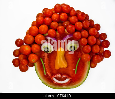 Un visage fait de légumes et de fruits provenant de diverses régions. Banque D'Images